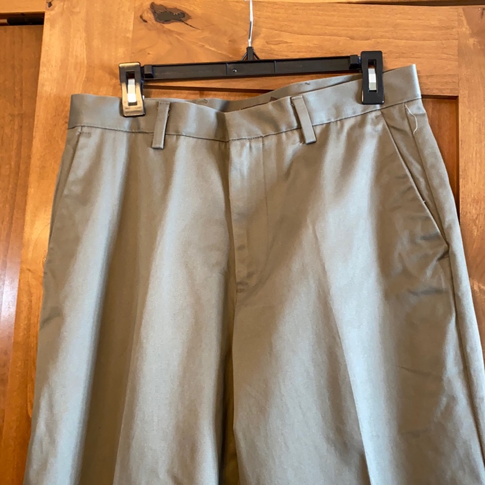 Dark khaki Dockers pants size 32 x 30 NWT
